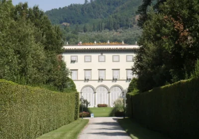 A tour of the most beautiful villas of Lucca.