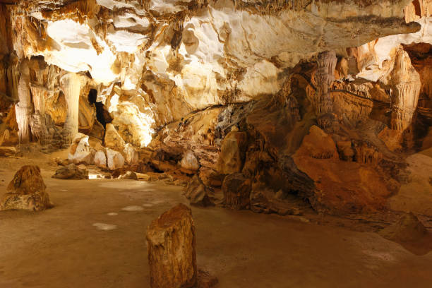 Neolithic as well as scratch marks left by the bear.
Dotted with gours filled with pure water
With its luster made up of millions of ARAGONITE crystals, an exceptional polymorph of
calcium carbonate (calcite).